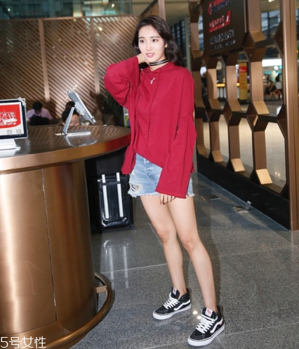 長袖配短褲好看嗎 最時(shí)髦的換季穿搭 長袖配短褲好看嗎 最時(shí)髦的換季穿搭