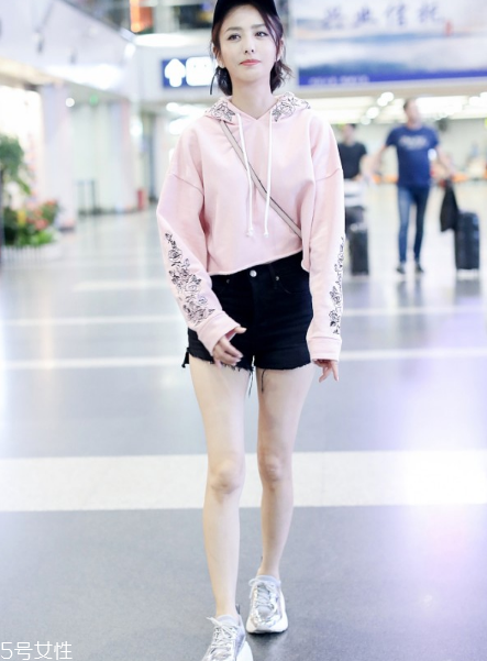 長袖配短褲好看嗎 最時(shí)髦的換季穿搭 長袖配短褲好看嗎 最時(shí)髦的換季穿搭