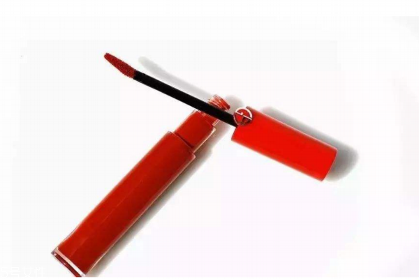 阿瑪尼405怎么樣 阿瑪尼紅管405唇釉試色 阿瑪尼405怎么樣 阿瑪尼紅管405唇釉試色