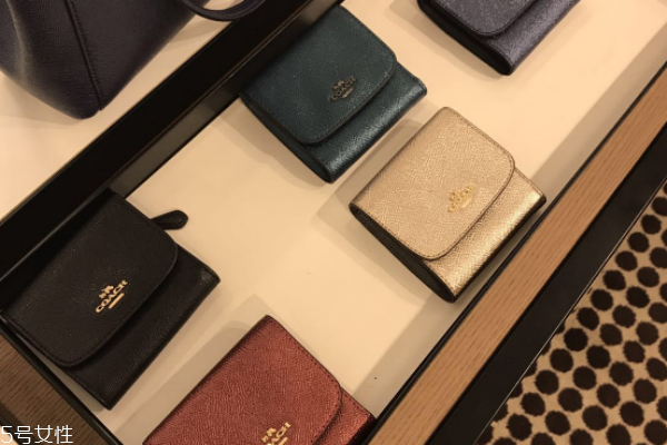 coach錢(qián)包是真皮的嗎 看不同款式