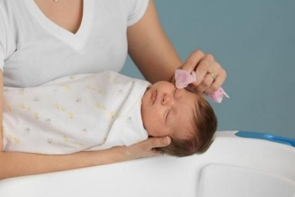 一個月嬰兒如何護理?嬰兒護理經(jīng)驗注意事項 一個月嬰兒如何護理?嬰兒護理經(jīng)驗注意事項