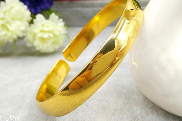 黃金手鐲戴哪只手好 這樣才利于打理 黃金手鐲戴哪只手好 這樣才利于打理