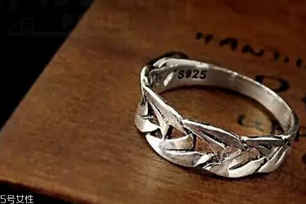 925銀戒指變黑怎么辦 恢復(fù)光澤很簡單 925銀戒指變黑怎么辦 恢復(fù)光澤很簡單