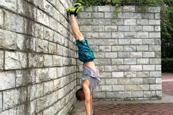 腿倒立靠墻能減肥嗎 腿倒立靠墻減肥效果 腿倒立靠墻能減肥嗎 腿倒立靠墻減肥效果