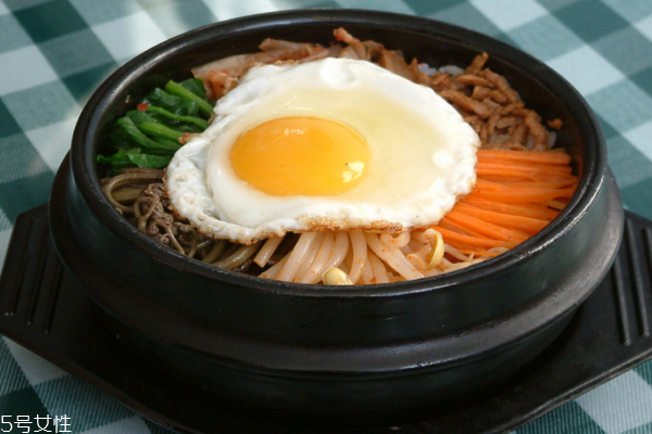 石鍋拌飯是哪個國家 發(fā)源地為韓國全羅北道 石鍋拌飯是哪個國家 發(fā)源地為韓國全羅北道