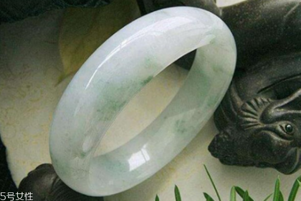 翡翠手鐲會變色嗎 變色是正常的 翡翠手鐲會變色嗎 變色是正常的