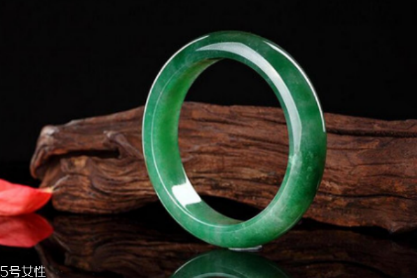 翡翠手鐲會變色嗎 變色是正常的 翡翠手鐲會變色嗎 變色是正常的