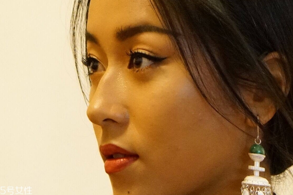 皮膚偏黑適合什么眼影 低飽和度的亮色有不一樣風(fēng)情 皮膚偏黑適合什么眼影 低飽和度的亮色有不一樣風(fēng)情
