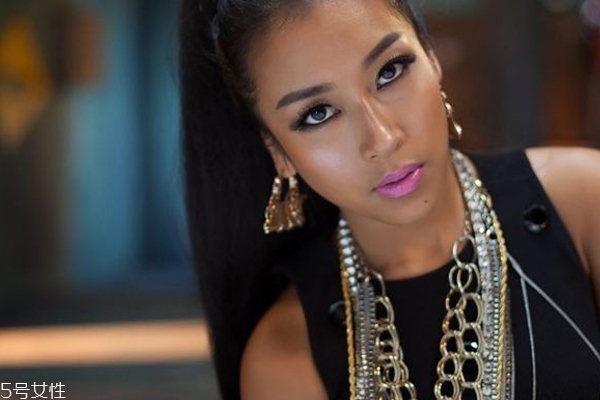 皮膚偏黑適合什么眼影 低飽和度的亮色有不一樣風(fēng)情 皮膚偏黑適合什么眼影 低飽和度的亮色有不一樣風(fēng)情