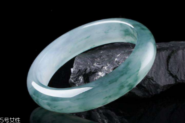 翡翠手鐲睡覺能戴嗎 影響睡眠質(zhì)量 翡翠手鐲睡覺能戴嗎 影響睡眠質(zhì)量