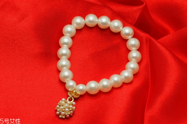 珍珠手鏈可以沾水嗎 避開化學物質(zhì) 珍珠手鏈可以沾水嗎 避開化學物質(zhì)