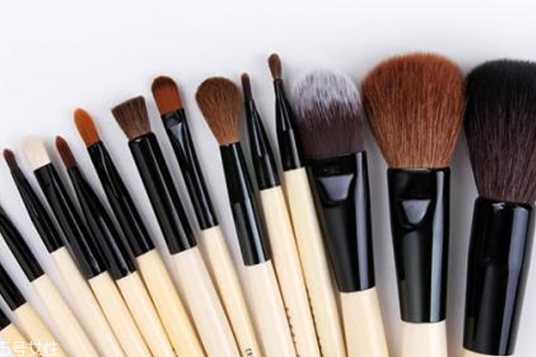 初學(xué)者用幾個(gè)化妝刷最好 這5種是最基礎(chǔ)配置 初學(xué)者用幾個(gè)化妝刷最好 這5種是最基礎(chǔ)配置