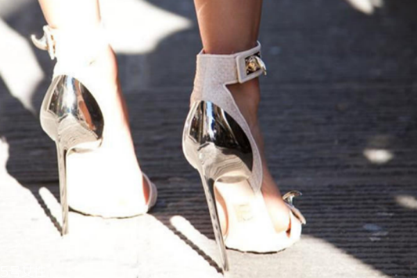 女生怎么打扮顯高 這四點(diǎn)要學(xué)會