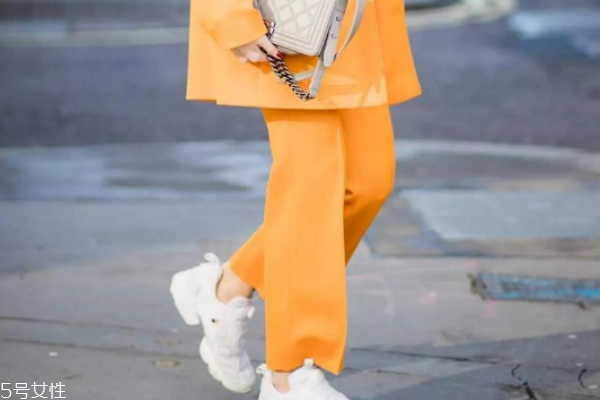 西裝下面配什么 褲裝裙裝都o(jì)k 西裝下面配什么 褲裝裙裝都o(jì)k