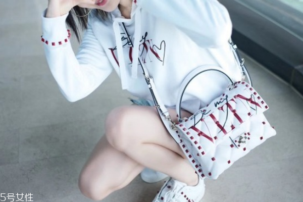 華倫天奴七夕限定包包多少錢 錯(cuò)過會(huì)后悔系列 華倫天奴七夕限定包包多少錢 錯(cuò)過會(huì)后悔系列