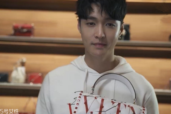 華倫天奴七夕限定包包在哪買 再不搶就沒了 華倫天奴七夕限定包包在哪買 再不搶就沒了