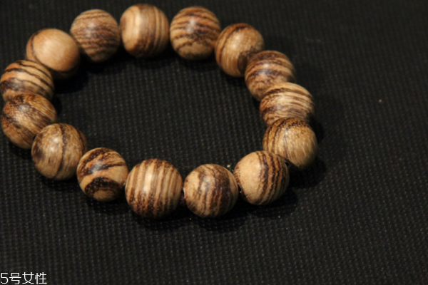 沉香手串的功效與作用 難怪受歡迎 沉香手串的功效與作用 難怪受歡迎