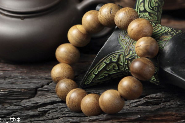 沉香手串的功效與作用 難怪受歡迎 沉香手串的功效與作用 難怪受歡迎