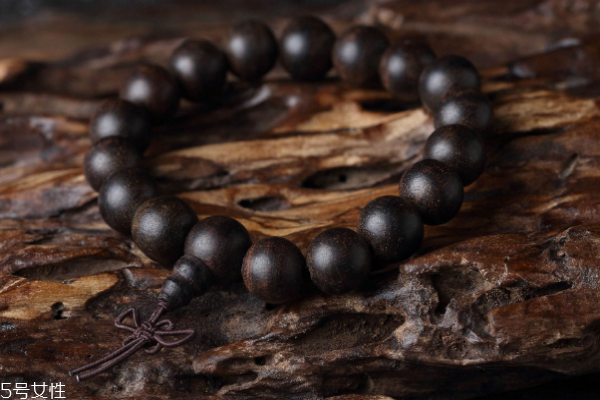 沉香手串戴哪個(gè)手 手串佩戴講究大 沉香手串戴哪個(gè)手 手串佩戴講究大