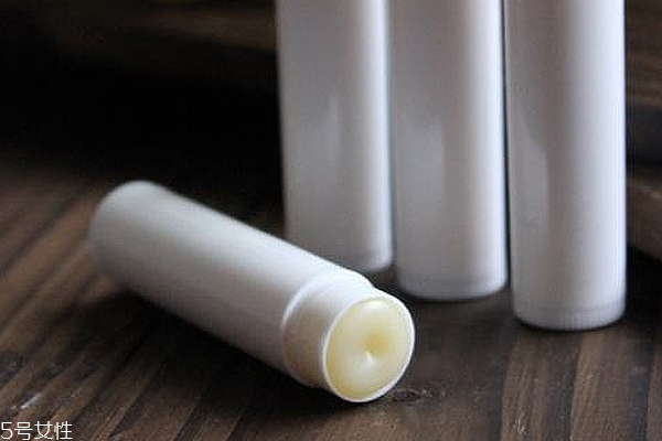 潤(rùn)唇膏主要成分有哪些 這些成分能對(duì)抗紫外線(xiàn) 潤(rùn)唇膏主要成分有哪些 這些成分能對(duì)抗紫外線(xiàn)