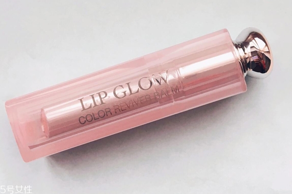 妝前打底用什么潤唇膏好 這種潤唇膏不影響妝效 妝前打底用什么潤唇膏好 這種潤唇膏不影響妝效