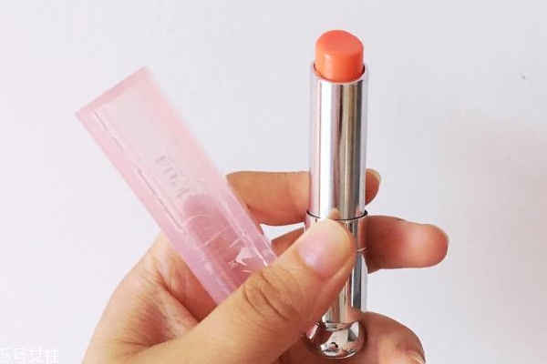 妝前打底用什么潤唇膏好 這種潤唇膏不影響妝效 妝前打底用什么潤唇膏好 這種潤唇膏不影響妝效