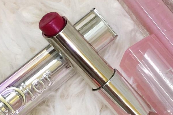 潤(rùn)唇膏能消唇紋嗎 2種唇紋需要潤(rùn)唇膏 潤(rùn)唇膏能消唇紋嗎 2種唇紋需要潤(rùn)唇膏