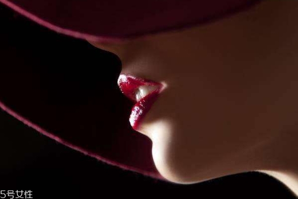 飯前要擦掉口紅嗎 最好擦掉的2個(gè)理由 飯前要擦掉口紅嗎 最好擦掉的2個(gè)理由