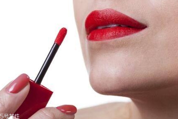 飯前要擦掉口紅嗎 最好擦掉的2個(gè)理由 飯前要擦掉口紅嗎 最好擦掉的2個(gè)理由