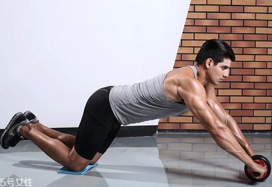 健腹輪有用嗎 健腹輪練腹肌的方法 健腹輪有用嗎 健腹輪練腹肌的方法