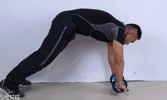 健腹輪有用嗎 健腹輪練腹肌的方法 健腹輪有用嗎 健腹輪練腹肌的方法