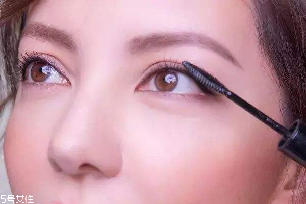 睫毛不翹用什么睫毛膏好 彎月形刷頭最合適 睫毛不翹用什么睫毛膏好 彎月形刷頭最合適