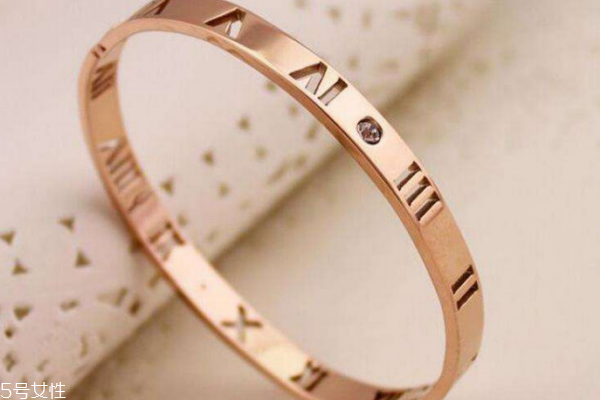 玫瑰金手鐲的寓意 美好與幸運常伴 玫瑰金手鐲的寓意 美好與幸運常伴