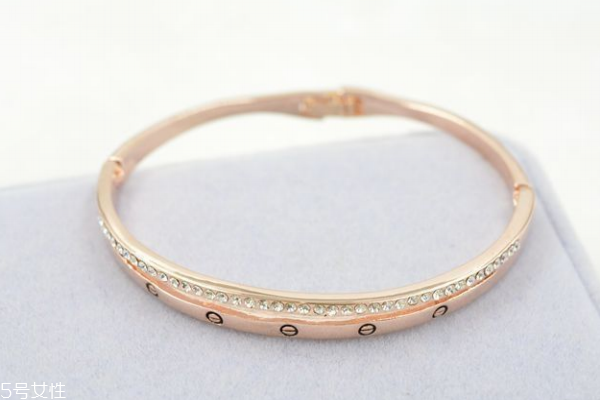 玫瑰金手鐲的寓意 美好與幸運常伴 玫瑰金手鐲的寓意 美好與幸運常伴