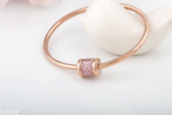 玫瑰金手鐲的寓意 美好與幸運常伴 玫瑰金手鐲的寓意 美好與幸運常伴