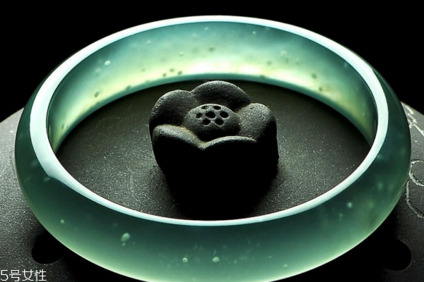 翡翠手鐲什么顏色最好 教你挑手鐲 翡翠手鐲什么顏色最好 教你挑手鐲