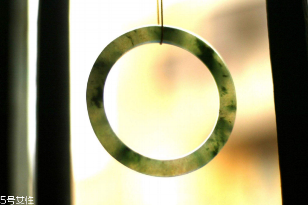 翡翠手鐲有什么好處 功效這么大 翡翠手鐲有什么好處 功效這么大