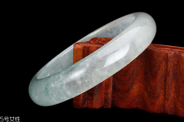 翡翠手鐲有什么好處 功效這么大 翡翠手鐲有什么好處 功效這么大