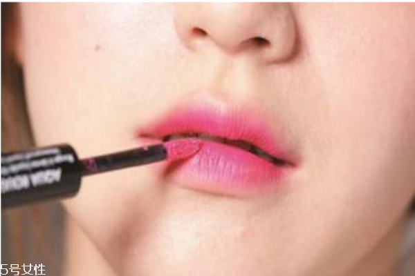 韓國(guó)咬唇妝的畫(huà)法，瞬間變成可愛(ài)少女