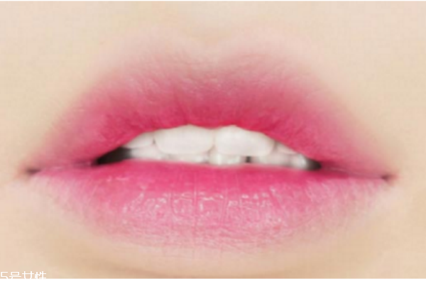 韓國咬唇妝的畫法，瞬間變成可愛少女