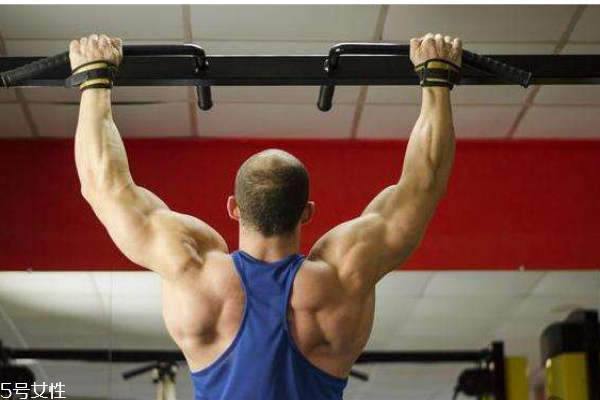 引體向上練什么肌肉 引體向上的好處和壞處 引體向上練什么肌肉 引體向上的好處和壞處