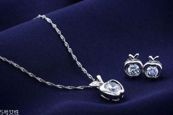 鉑金項(xiàng)鏈會(huì)過(guò)敏嗎 比較少見(jiàn) 鉑金項(xiàng)鏈會(huì)過(guò)敏嗎 比較少見(jiàn)