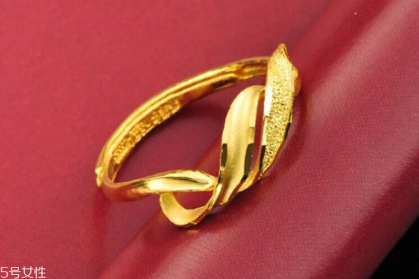 黃金戒指會越戴越大嗎 不會特別明顯 黃金戒指會越戴越大嗎 不會特別明顯