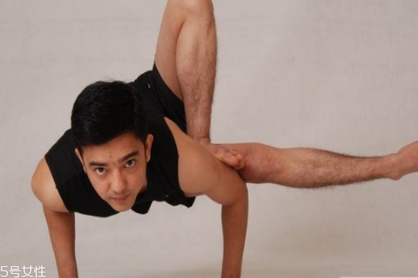 男人做瑜伽有什么好處 男人做瑜伽的各種姿勢 男人做瑜伽有什么好處 男人做瑜伽的各種姿勢