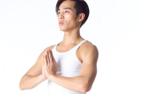 男人做瑜伽有什么好處 男人做瑜伽的各種姿勢 男人做瑜伽有什么好處 男人做瑜伽的各種姿勢