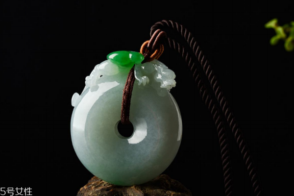 翡翠吊墜樣式有哪些 要學(xué)會(huì)選擇 翡翠吊墜樣式有哪些 要學(xué)會(huì)選擇
