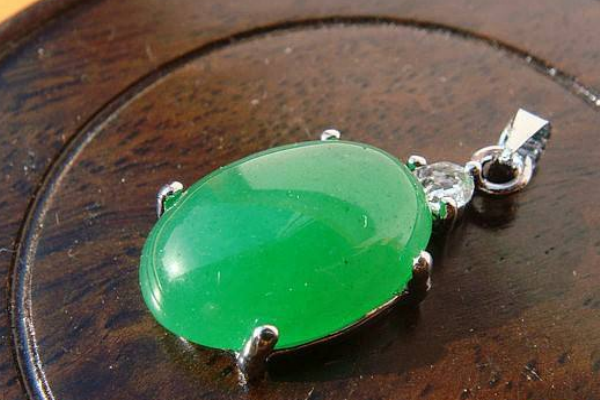 翡翠吊墜能戴著洗澡嗎 對吊墜影響不大 翡翠吊墜能戴著洗澡嗎 對吊墜影響不大