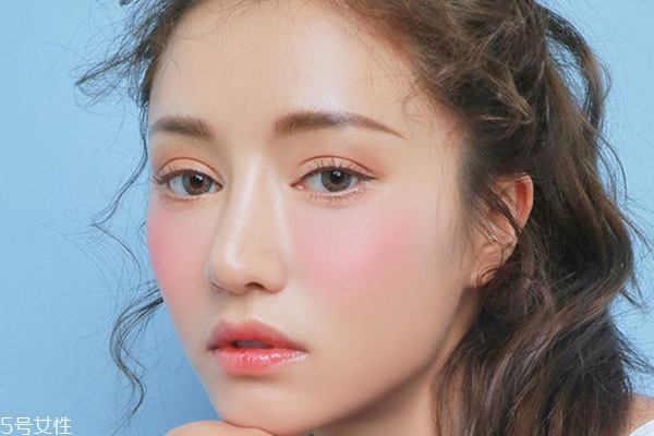 甜美約會妝的特點 只需三招迷醉他的心 甜美約會妝的特點 只需三招迷醉他的心