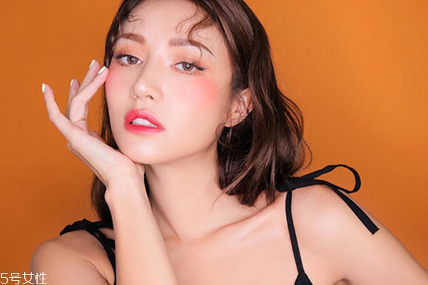 甜美約會妝的特點 只需三招迷醉他的心 甜美約會妝的特點 只需三招迷醉他的心