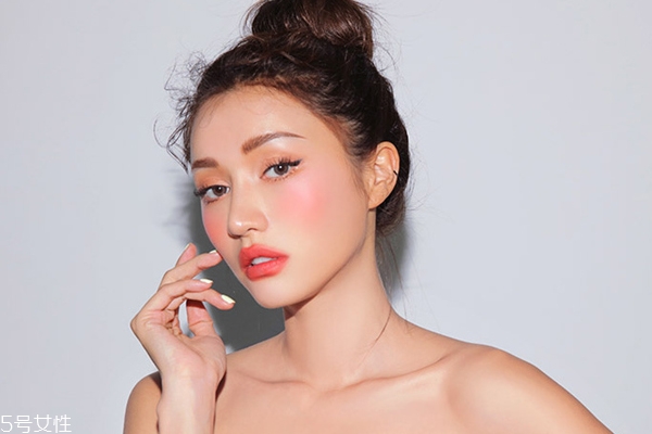 甜美約會妝的特點 只需三招迷醉他的心 甜美約會妝的特點 只需三招迷醉他的心